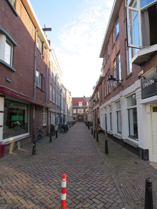 819727 Gezicht in de Kalverstraat te Utrecht, vanuit de Predikherenstraat naar het oosten.
